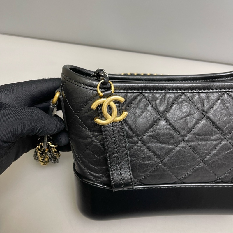 🌷甜價只有一顆！Chanel 香奈兒 Gabrielle 牛皮流浪包 黑金 小號 保卡款-5