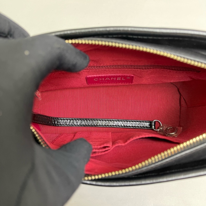 🌷甜價只有一顆！Chanel 香奈兒 Gabrielle 牛皮流浪包 黑金 小號 保卡款-7