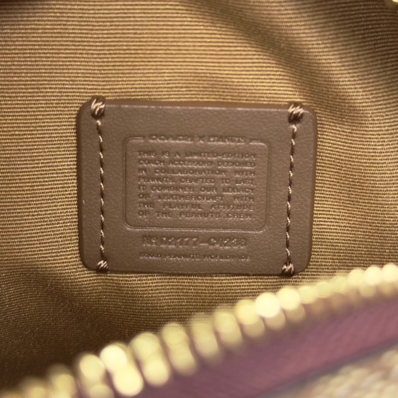 Coach 聯乘 Snoopy 斜揹袋-18