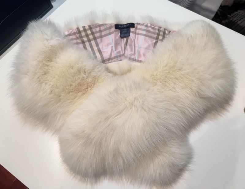 《新歡舊愛》近新正品Burberry大狐狸毛皮草澎澎批肩-1