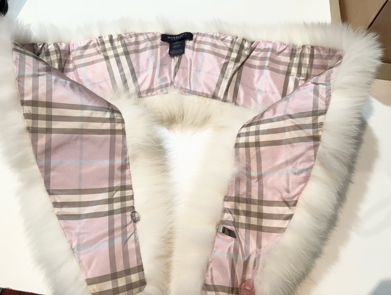《新歡舊愛》近新正品Burberry大狐狸毛皮草澎澎批肩-4