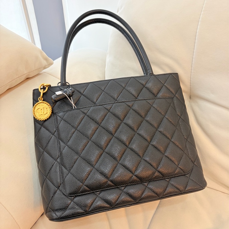 Chanel 希爾頓荔枝牛皮金幣包-1