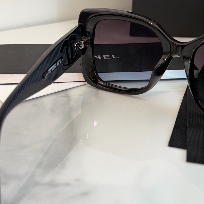 Chanel 黑色墨鏡logo 盒子🖤🩶戴上墨鏡不畏不懼-6