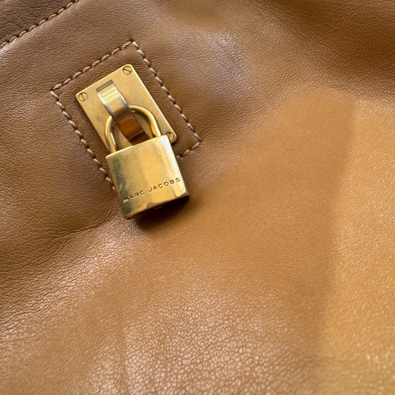 🎉美國大牌  Marc Jacobs 駝色金色鎖頭手提包-9