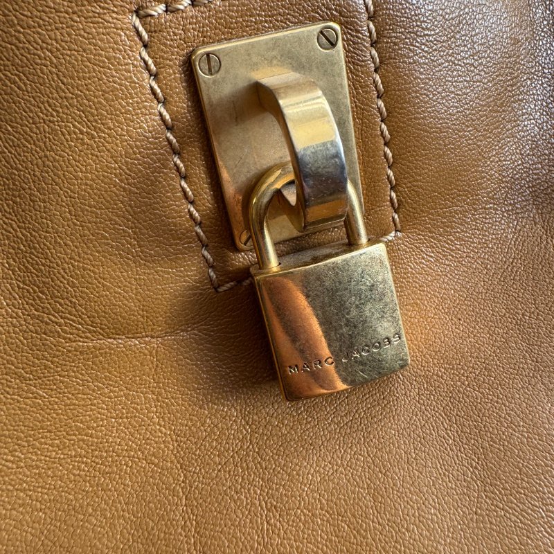 🎉美國大牌  Marc Jacobs 駝色金色鎖頭手提包-22