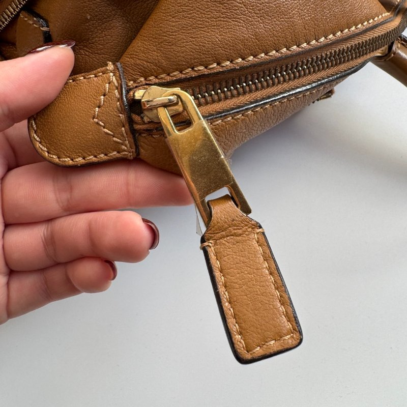 🎉美國大牌  Marc Jacobs 駝色金色鎖頭手提包-24