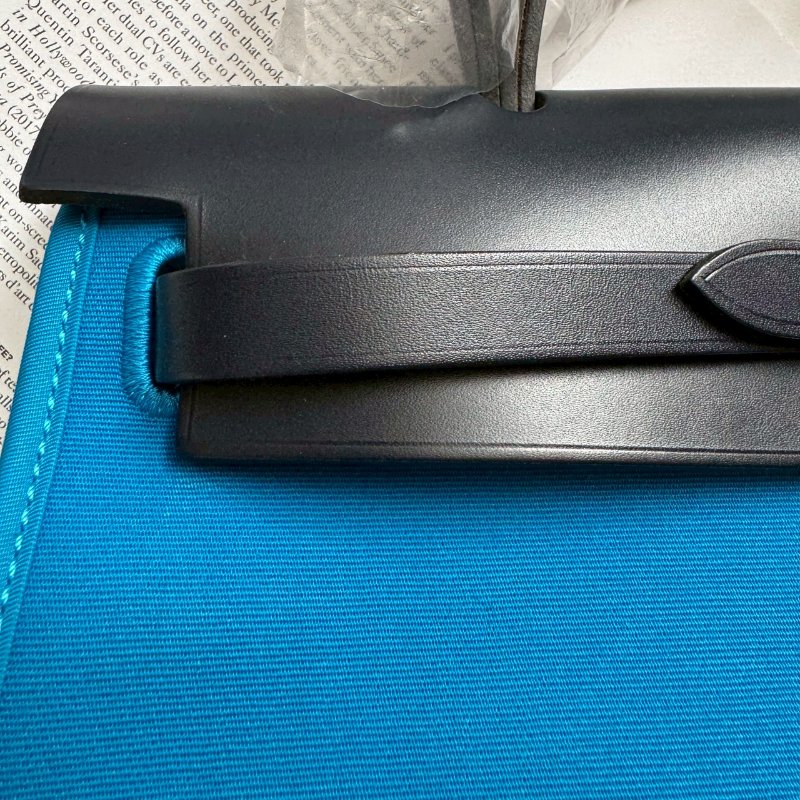 ✨A刻 近九成新 Hermes 藍色拼黑色皮革Herbag-8