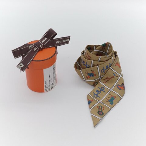 Hermès 愛馬仕 Couvertures et Tenues de Jour 斜紋真絲 Twilly 長絲巾