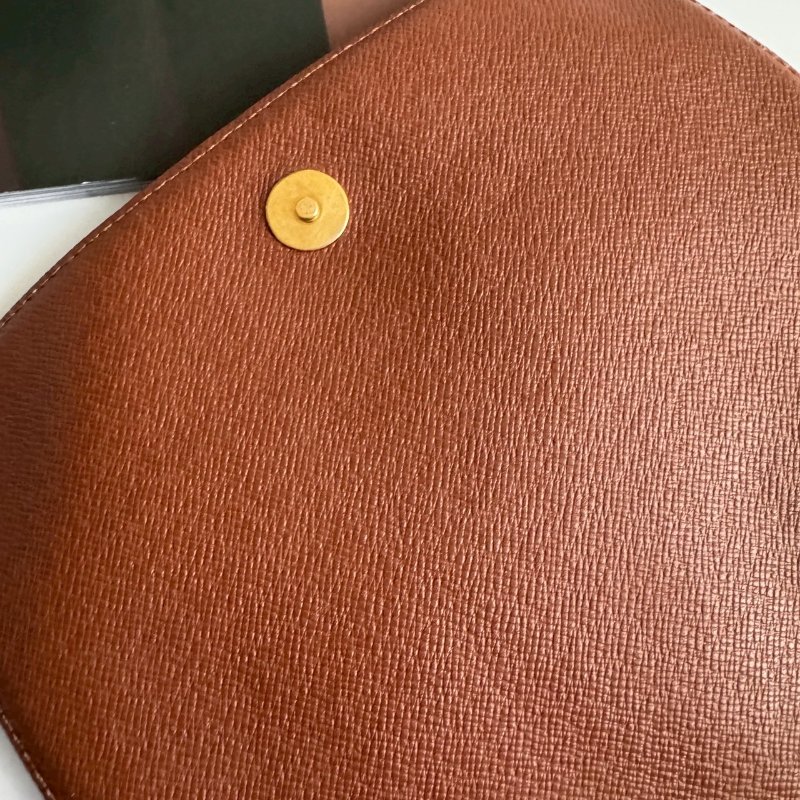 🌟經典款 LV 經典花紋翻蓋吸釦橫版王菲包-11