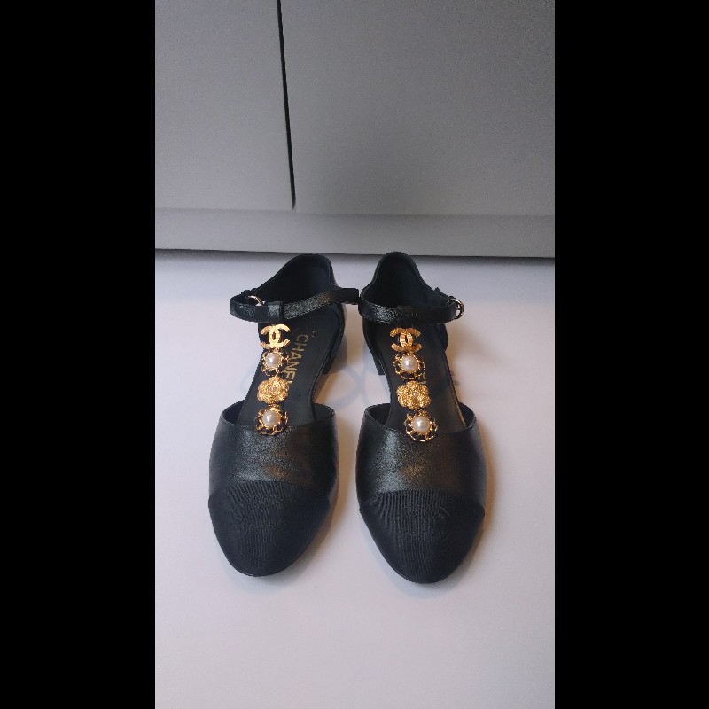 Chanel 黑皮革金雙C山茶花珍珠飾瑪莉珍鞋-0
