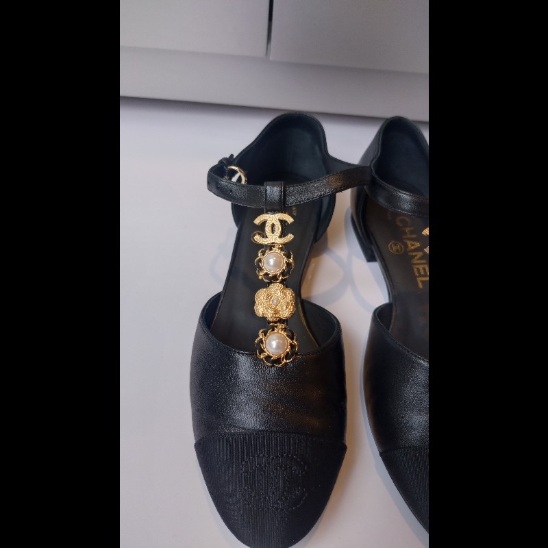 Chanel 黑皮革金雙C山茶花珍珠飾瑪莉珍鞋-3