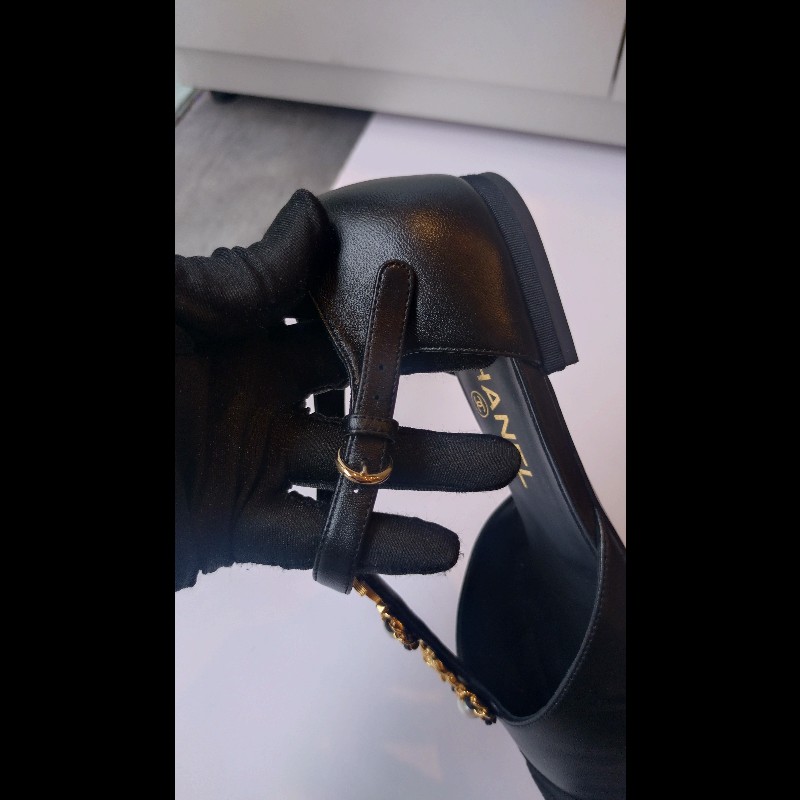 Chanel 黑皮革金雙C山茶花珍珠飾瑪莉珍鞋-7