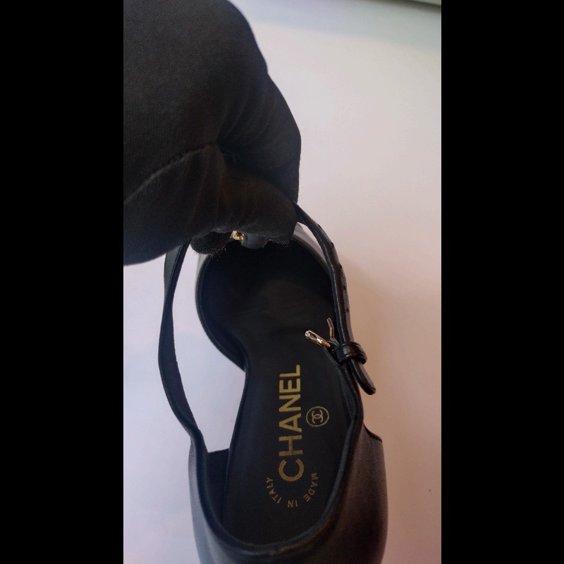 Chanel 黑皮革金雙C山茶花珍珠飾瑪莉珍鞋-10