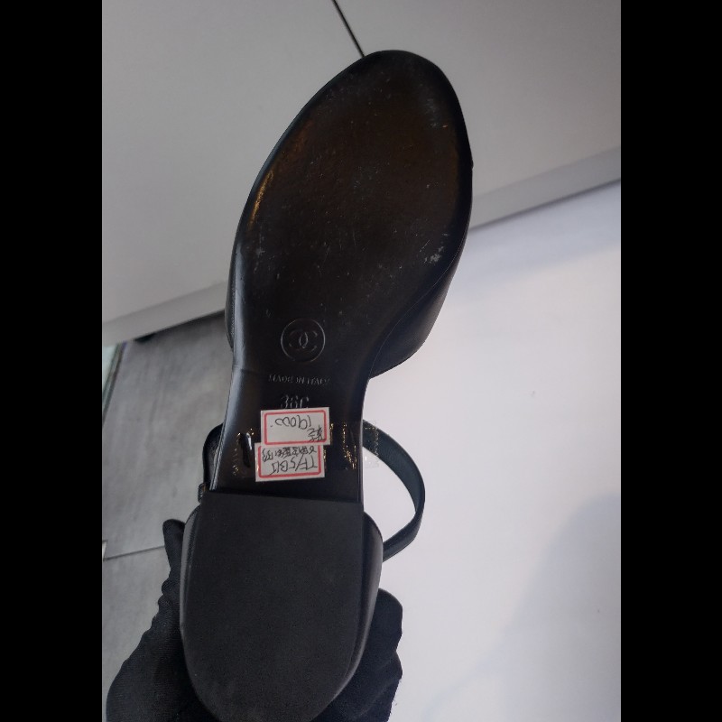 Chanel 黑皮革金雙C山茶花珍珠飾瑪莉珍鞋-14