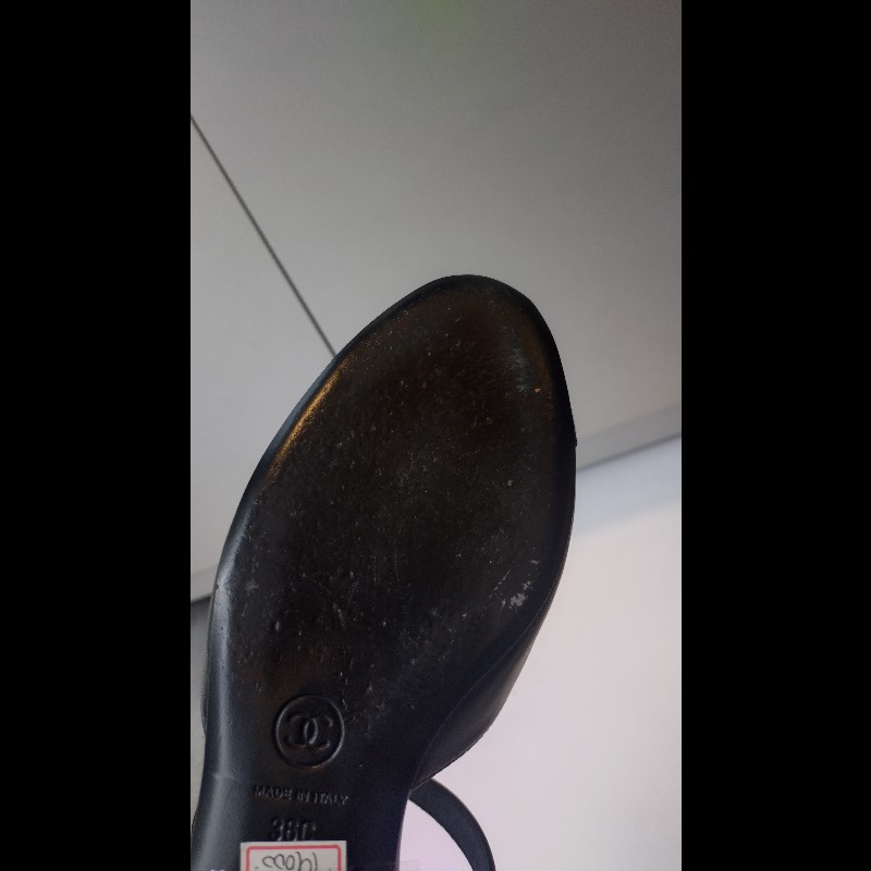 Chanel 黑皮革金雙C山茶花珍珠飾瑪莉珍鞋-15