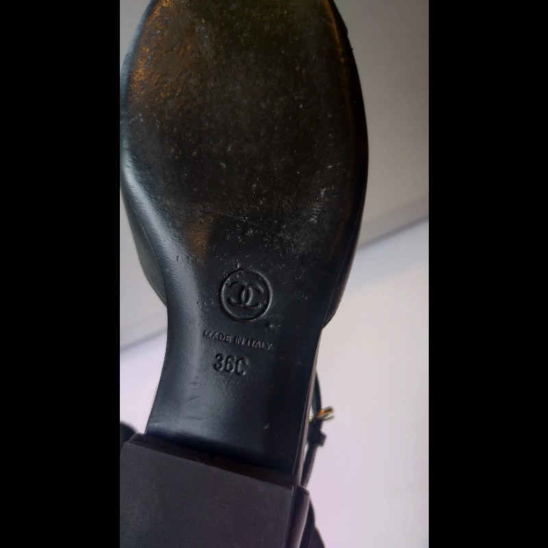 Chanel 黑皮革金雙C山茶花珍珠飾瑪莉珍鞋-16