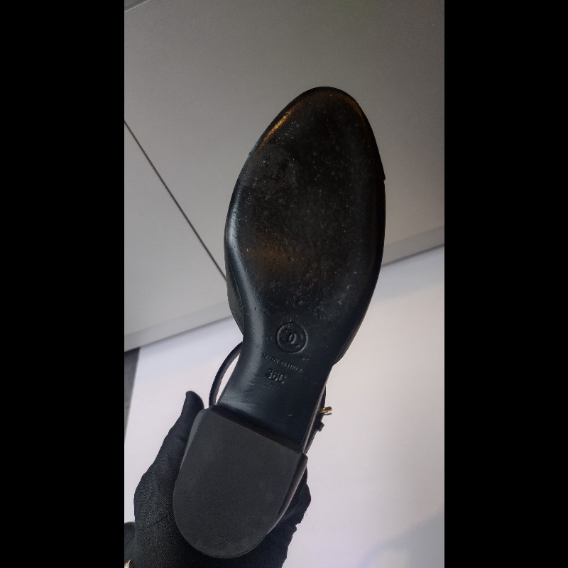 Chanel 黑皮革金雙C山茶花珍珠飾瑪莉珍鞋-17