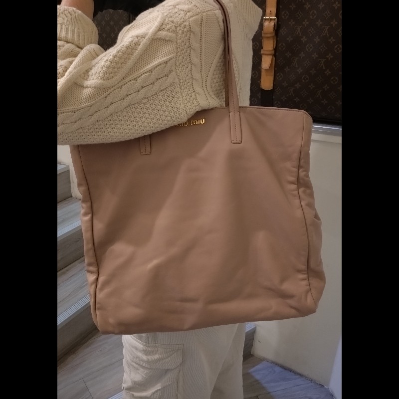 MIUMIU 雙帶粉膚皮大托特包-1