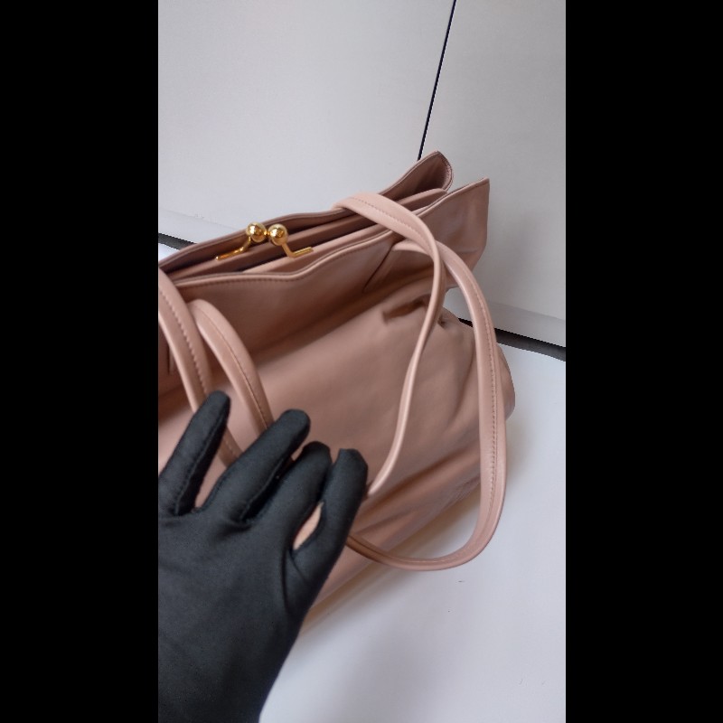 MIUMIU 雙帶粉膚皮大托特包-7