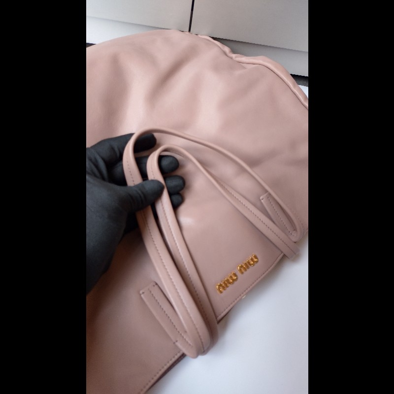 MIUMIU 雙帶粉膚皮大托特包-23