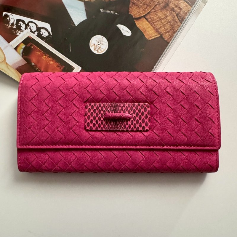 🎉近九成新 經典桃紅色編織牛皮釦式長夾-0