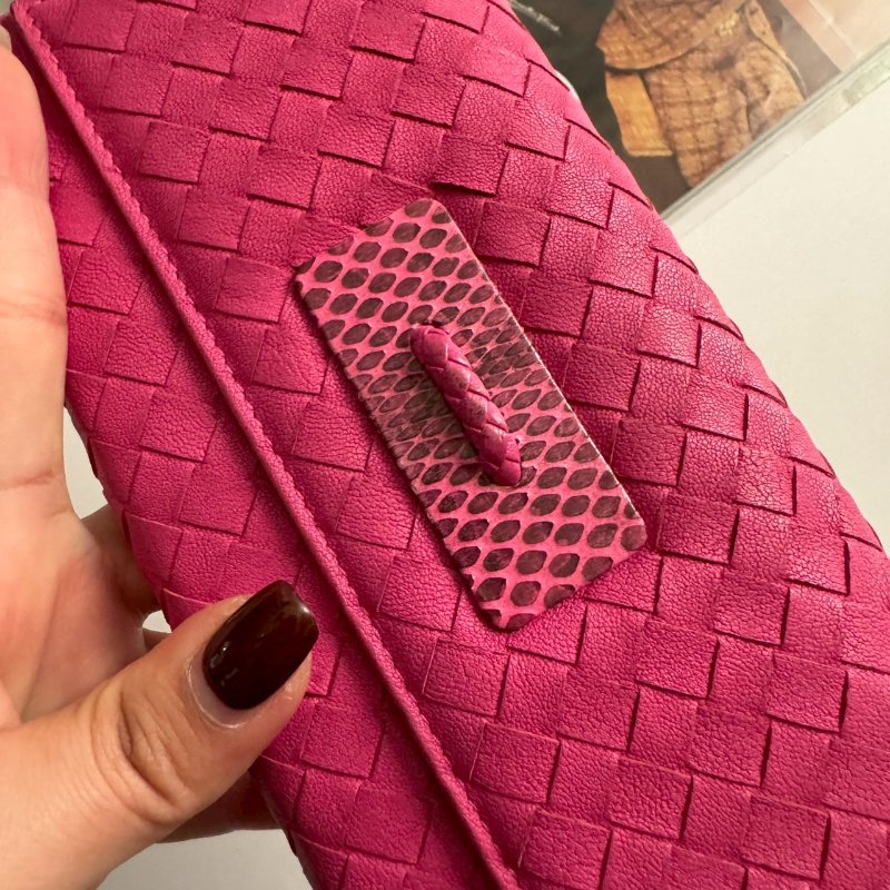 🎉近九成新 經典桃紅色編織牛皮釦式長夾-2