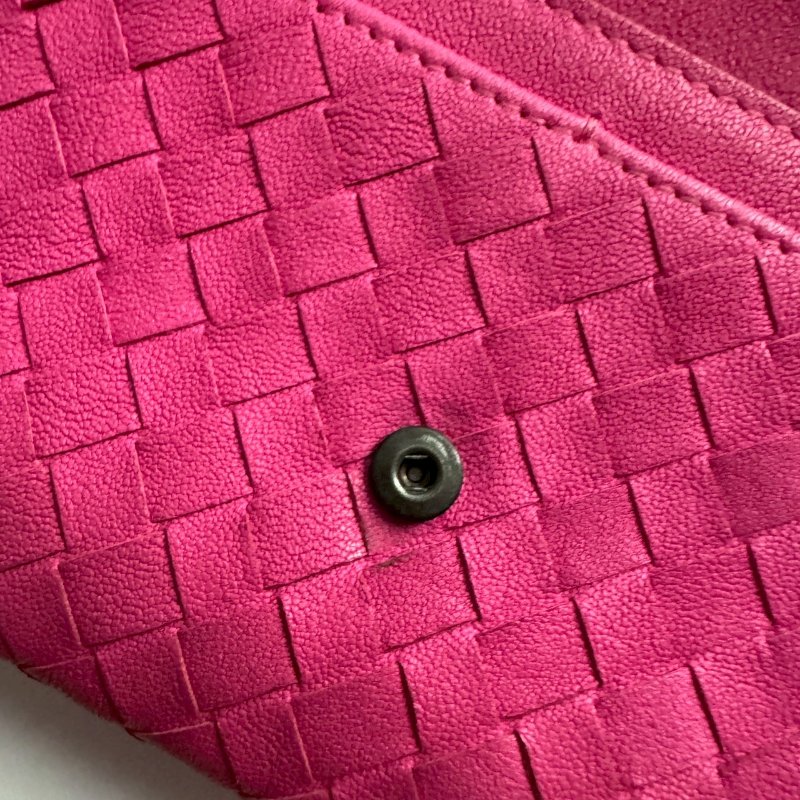🎉近九成新 經典桃紅色編織牛皮釦式長夾-4
