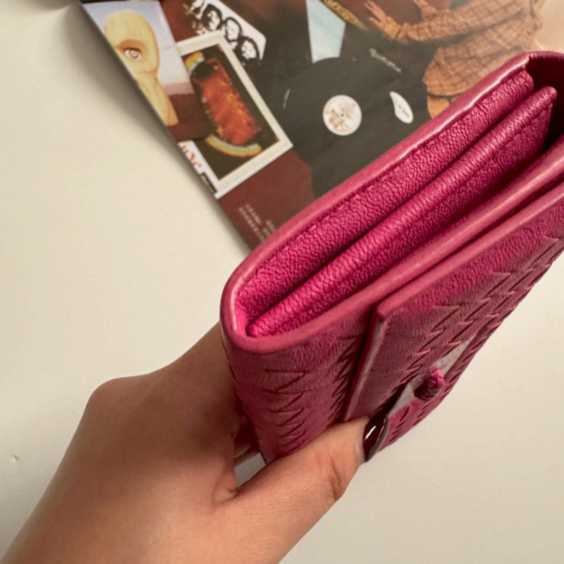 🎉近九成新 經典桃紅色編織牛皮釦式長夾-7