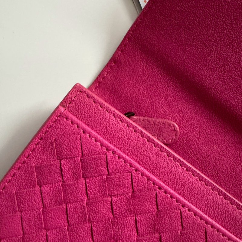 🎉近九成新 經典桃紅色編織牛皮釦式長夾-17