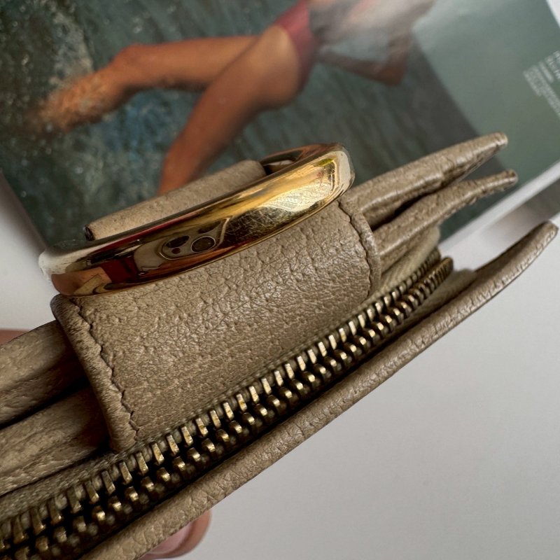 🎉絕版款 GUCCI 經典老花金色半月造型對開短夾-4