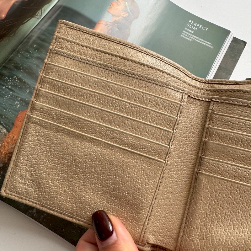 🎉絕版款 GUCCI 經典老花金色半月造型對開短夾-8