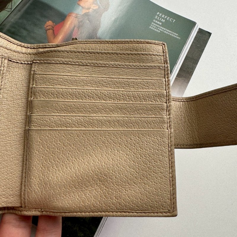 🎉絕版款 GUCCI 經典老花金色半月造型對開短夾-9