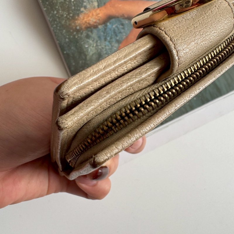 🎉絕版款 GUCCI 經典老花金色半月造型對開短夾-17