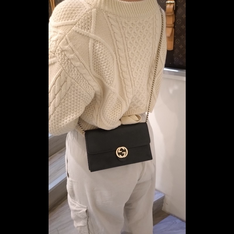 Gucci 金鍊黑皮革GG 釦斜背小包WOC-1