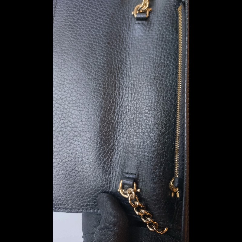 Gucci 金鍊黑皮革GG 釦斜背小包WOC-16