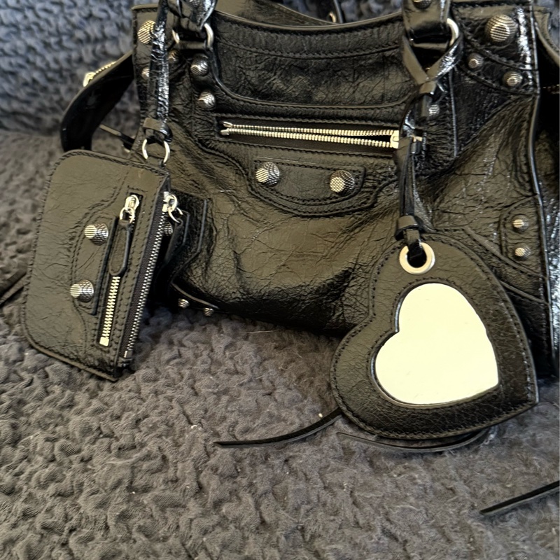 ❣️出廠吊牌還在✨ BALENCIAG NEO CAGOLE XS 爵士黑 熱門爆款Cagole 包來啦✨ 爆炸好裝尺寸🤍愛心鏡子🤍小卡包👌-1