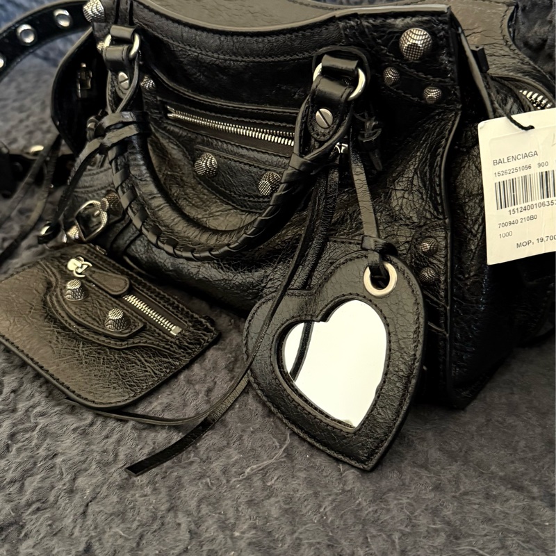 ❣️出廠吊牌還在✨ BALENCIAG NEO CAGOLE XS 爵士黑 熱門爆款Cagole 包來啦✨ 爆炸好裝尺寸🤍愛心鏡子🤍小卡包👌-2