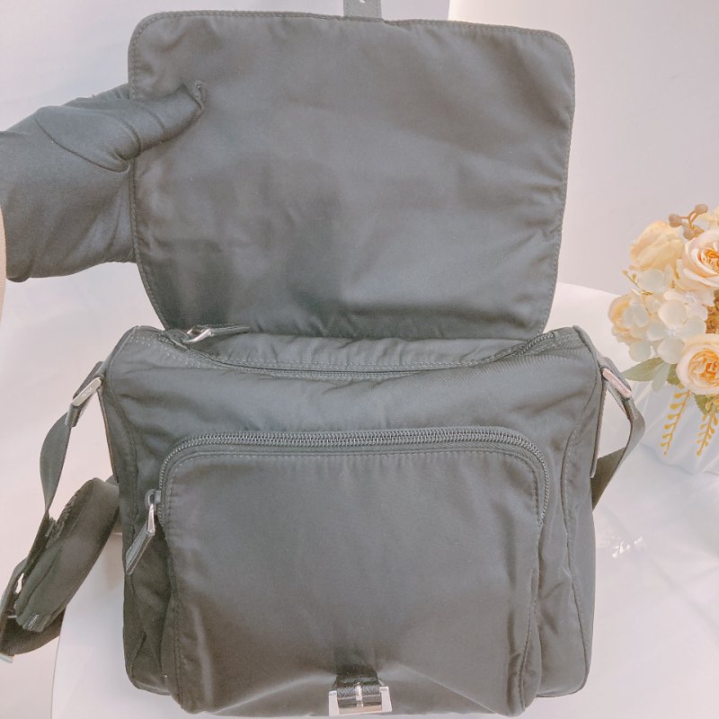 MS0553 Prada 普拉達 復刻版 降落傘布 尼龍布 跣水 郵差包 小掛件 黑色 銀扣 Re-Nylon Padded Bag Small Black x PHW-11