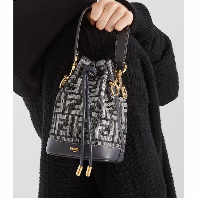 Fendi 女士 Mon Tresor 水桶包均碼碼常規、13.5cm*11cm*19cm-2
