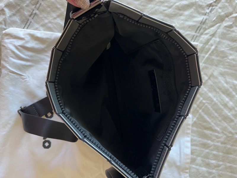 三宅一生 BAO BAO  8x5 亮面斜背包-3