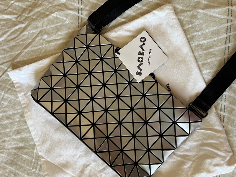 三宅一生 BAO BAO  8x5 亮面斜背包-9