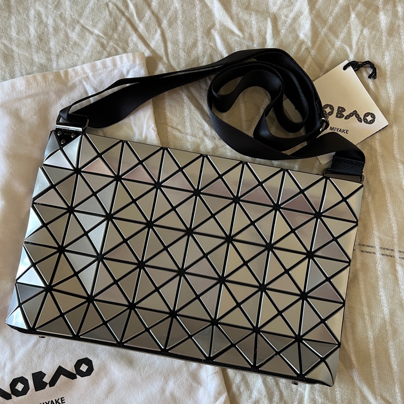 三宅一生 BAO BAO  8x5 亮面斜背包-10