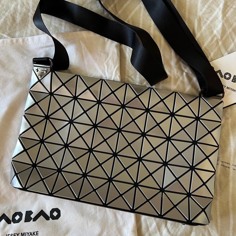 三宅一生 BAO BAO  8x5 亮面斜背包-11