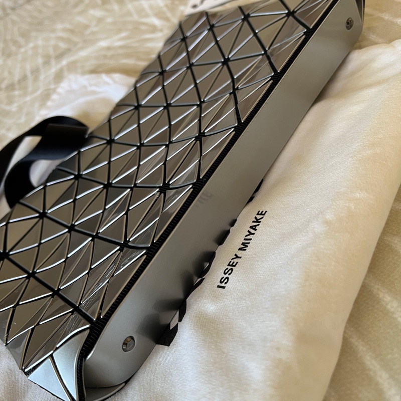 三宅一生 BAO BAO  8x5 亮面斜背包-12