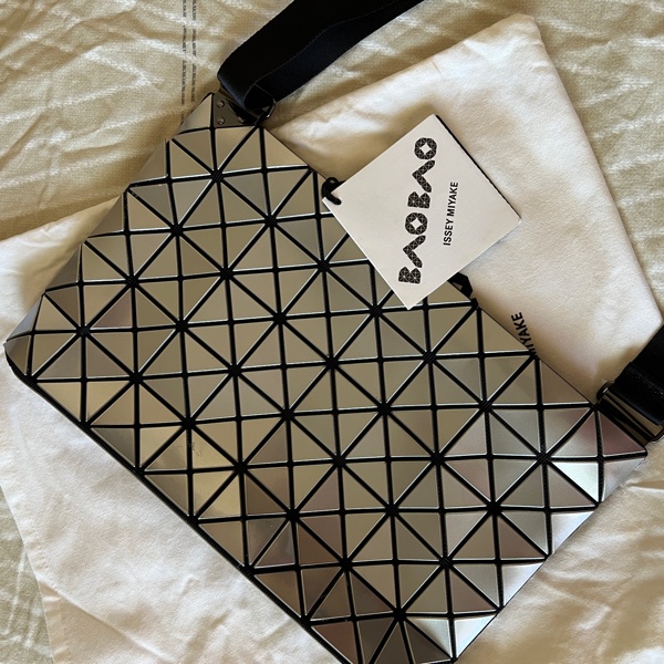 三宅一生 BAO BAO  8x5 亮面斜背包-15