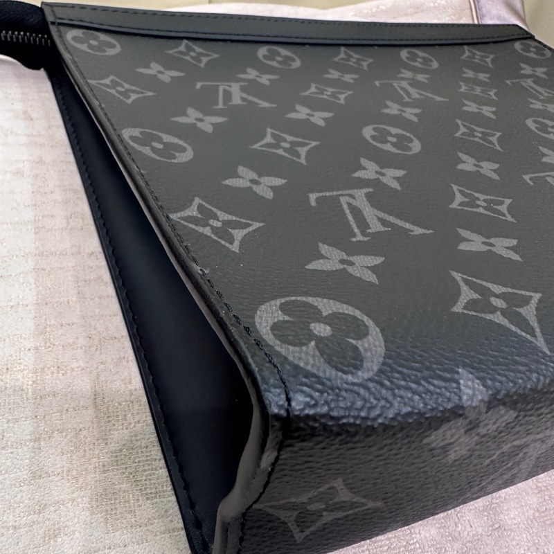 LV 黑武士老花手拿包 尺寸約27*21*3cm-11