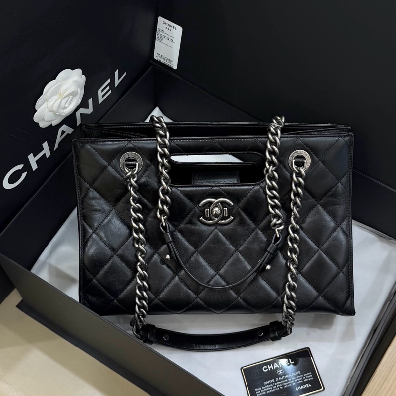 Chanel 黑銀油蠟皮孟買手柄單肩包 23開有卡 尺寸約31*21cm-0