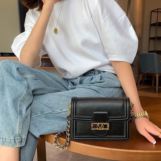 Louis Vuitton - 黑色金釦牛皮EPI Dauphine肩側背包╻MM-0