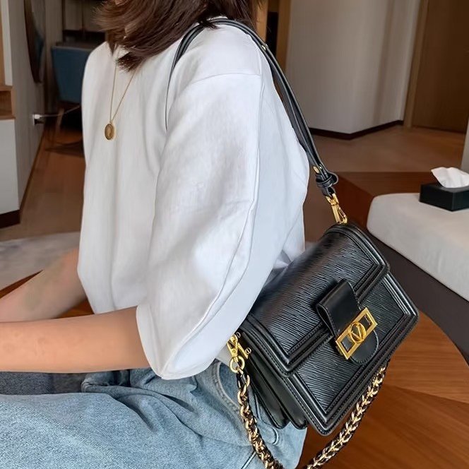 Louis Vuitton - 黑色金釦牛皮EPI Dauphine肩側背包╻MM-1