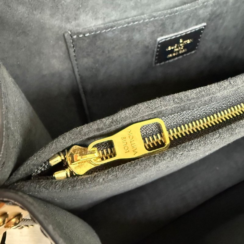 Louis Vuitton - 黑色金釦牛皮EPI Dauphine肩側背包╻MM-19